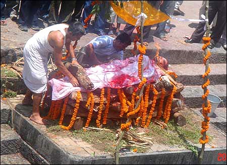 rituals funeral india death hindu hinduism ritual cremation pyre who religious woman ohmynews placed deceased